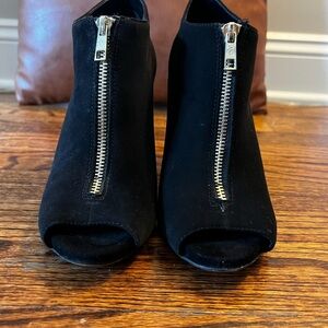 Ann Taylor size 8.5 Black Peep-Toe bootie